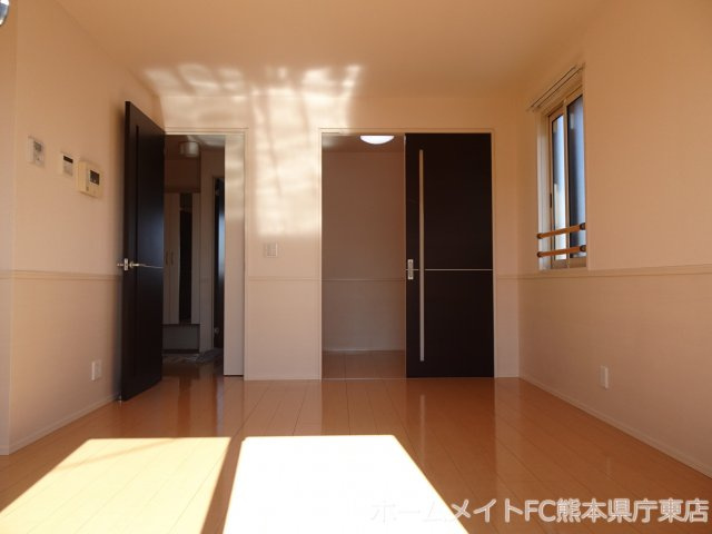 熊本市南区御幸笛田２丁目のアパートの居間・リビング
