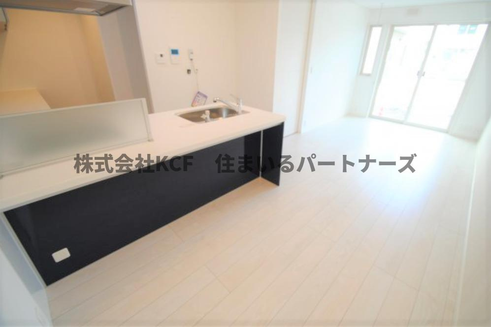 三光レジデンスの居間・リビング|こちらのリビングで趣味の時間をお楽しみください