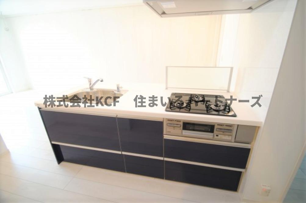 三光レジデンスのキッチン|コンパクトなキッチンで掃除もラクラク