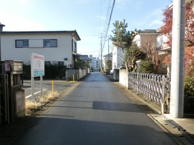 鴻巣市神明３丁目の売地の前面道路含む現地写真