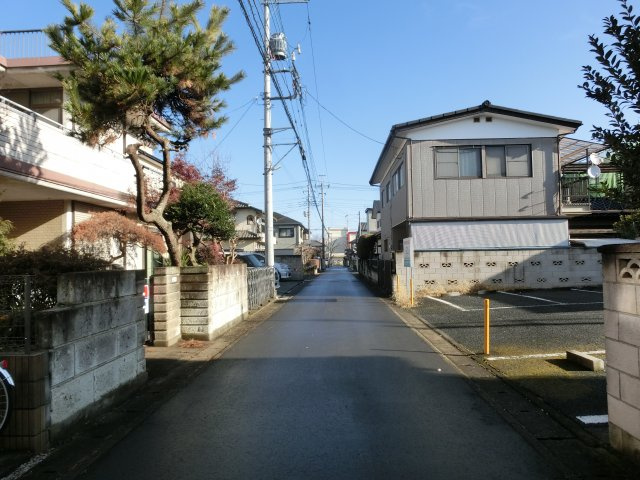 鴻巣市神明３丁目の売地の前面道路含む現地写真