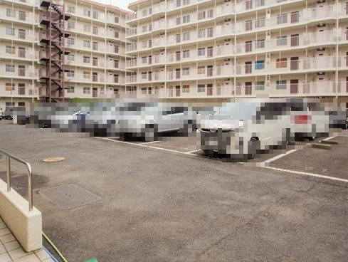 日商岩井鶴見マンション　（鶴見区下野谷町1丁目）の駐車場|駐車場があるので、車を買う予定の方も安心です