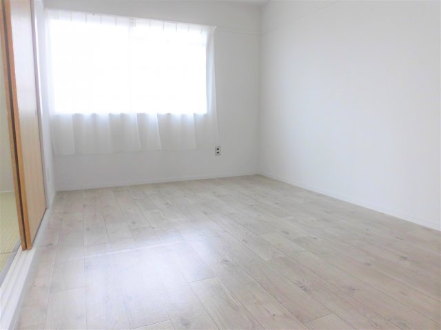 森産ビルの洋室