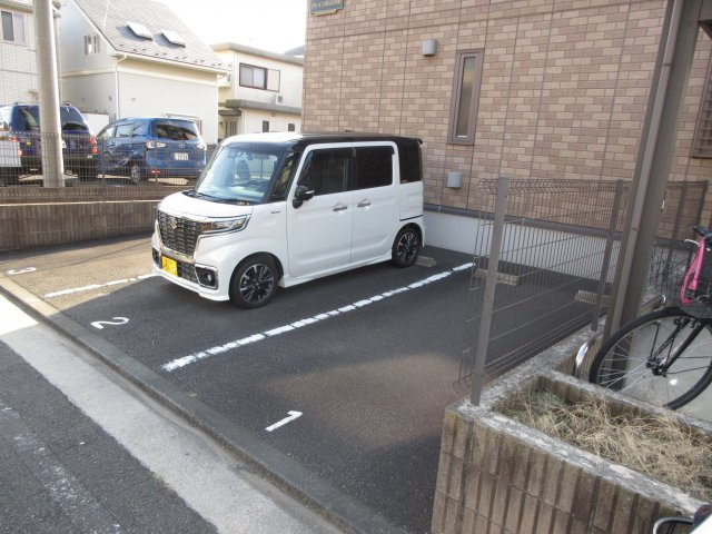 ソレイユ新吉田東の駐車場