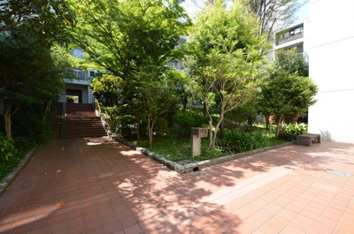 【その他共用部分】 | 千里月見ヶ丘ハイツＥ棟 | 共有スペースも緑あふれる癒しの空間となっています。