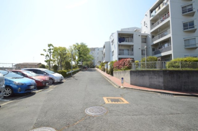 【駐車場】 | 千里月見ヶ丘ハイツＥ棟 | 平面駐車場です。