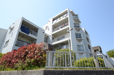 【外観】 | 千里月見ヶ丘ハイツＥ棟 | 物件資料を、メールやご郵送にてお届けすることが可能です。また、お客さまのご不明な点がありましたら、お気軽に弊社スタッフまでお聞きくださいませ。