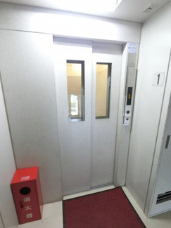 【その他共用部分】 | エレベータ付きのマンションです。
お買い物やベビーカーの出し入れに便利です。