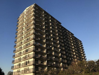 【外観】 | 南東向き・13階・両面バルコニーにつき陽当り良好。
バルコニーからは八景島方面が遠望出来ます。