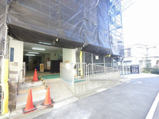 【エントランス】 | 京急本線「京急鶴見」駅徒歩5分、JR京浜東北線・根岸線「鶴見」駅徒歩7分と好立地。