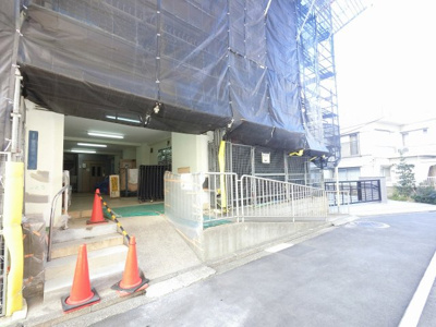 【エントランス】 | 鶴見スカイマンション | 京急本線「京急鶴見」駅徒歩5分、JR京浜東北線・根岸線「鶴見」駅徒歩7分と好立地。