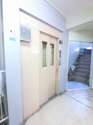 【その他共用部分】 | 鶴見スカイマンション | お買い物時やベビーカーの出し入れに便利なエレベーター付