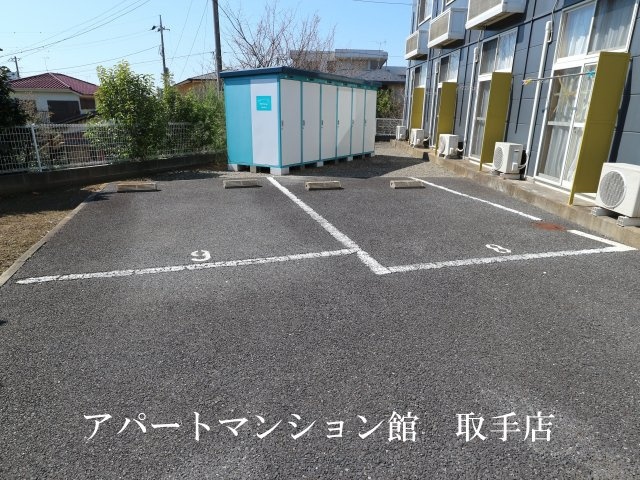 レオパレスアークの駐車場