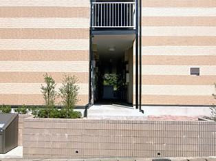 レオパレスグランデ花園のエントランス