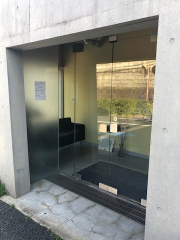 慶成神宮前ビルのエントランス