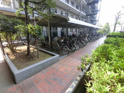 【その他共用部分】 | 多摩川ハウス | 自転車置き場です。
屋根付きなので雨が降っても安心です。