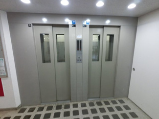 【その他共用部分】 | お買い物時やベビーカーの出し入れに便利なエレベーター付。
混雑時にも便利なエレベーター2基付です。
