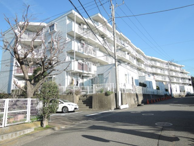 【外観】 | コスモ上大岡アークタワーズ2番館 | 敷地内にお子様が遊べる安心して遊べる公園有り。
階下の心配のない1階住居には開放感ある専用庭付です♪