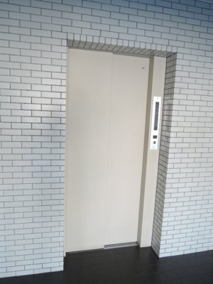 【その他共用部分】 | コスモ上大岡アークタワーズ2番館 | お買い物時やベビーカーの出し入れに便利なエレベーター付