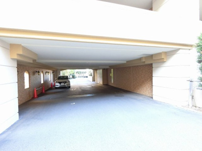 【駐車場】 | レイディアントシティ横濱カルティエ9 | 駐車場入り口