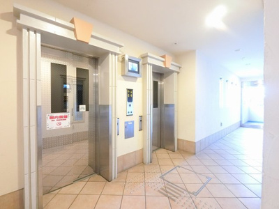 【その他共用部分】 | レイディアントシティ横濱カルティエ9 | お買い物時やベビーカーの出し入れに便利なエレベーター付
混雑時にも便利なエレベーター2基付です。