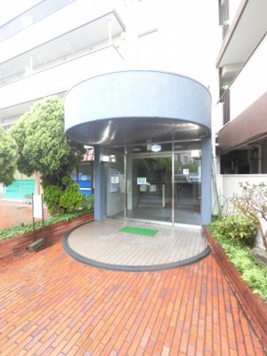 【エントランス】 | メゾン滝頭 | 京浜東北線「根岸駅」徒歩20分。
静かに暮らしたい方におすすめです。
周辺にはスーパーやクリエイトなど生活環境◎