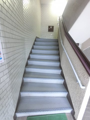 【その他共用部分】 | メゾン滝頭 | マンション内の公園です。
手すりもついており登りやすいです。