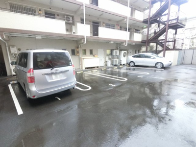 【駐車場】 | メゾン滝頭 | 平置き駐車場です。
お車をお持ちの方も安心です。