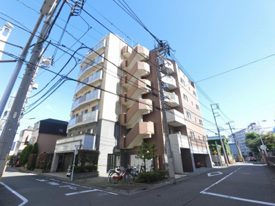 【外観】 | ミオカステーロ蒲田 | 南西角部屋・二面バルコニーにつき採光・風通し良好です。
お子様の遊び場としても便利なリビング横和室♪