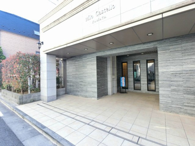 【エントランス】 | ミオカステーロ蒲田 | JR京浜東北線「蒲田」駅徒歩13分、京急本線「梅屋敷」駅徒歩12分と好立地。
通勤時間の短縮でご家族と過ごす時間を増やす事が出来ます。