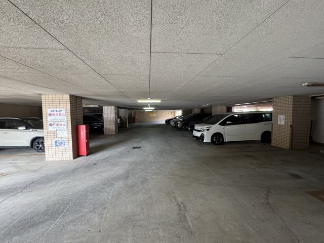 メゾンクレストの駐車場