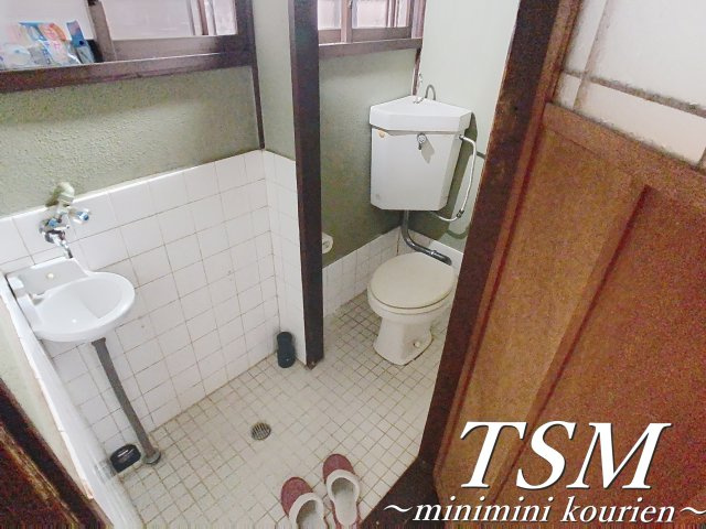 国松町平屋のトイレ|広々としたトイレ