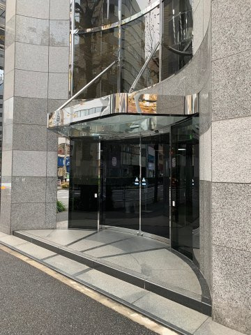 マストビルのエントランス