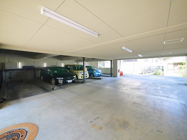 プライムライフ生駒の駐車場|車をお持ちの方に嬉しい駐車場付きの物件です
