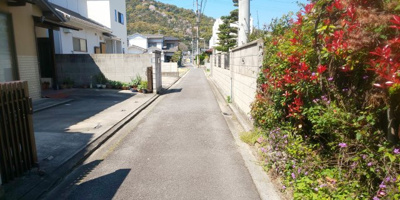 【前面道路含む現地写真】 | 青葉町　中古住宅 | 幅員2.4ｍ。建て替えする場合はセットバックが必要になります。