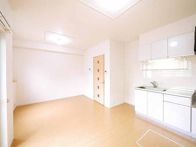 ブライトレジデンスの居間・リビング|ゆったりとした居間です