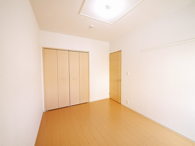 ブライトレジデンスの寝室|広くて明るい寝室