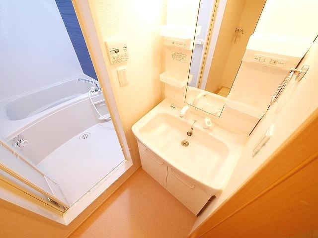 ブライトレジデンスの洗面所|明るい洗面所です