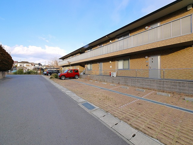 あやめ池ネイビーヒルズの駐車場|車をお持ちの方に嬉しい駐車場付きの物件です