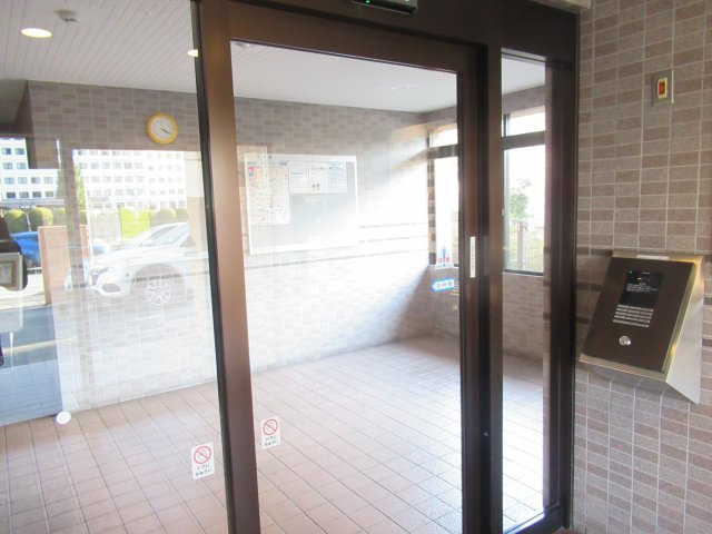 ネオハイツ県庁南のエントランス