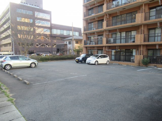 ネオハイツ県庁南の駐車場