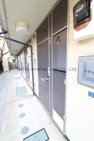 レオパレスプランドールＫのエントランス