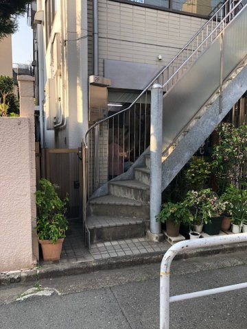 峯村ビルのエントランス