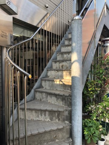 峯村ビルのエントランス