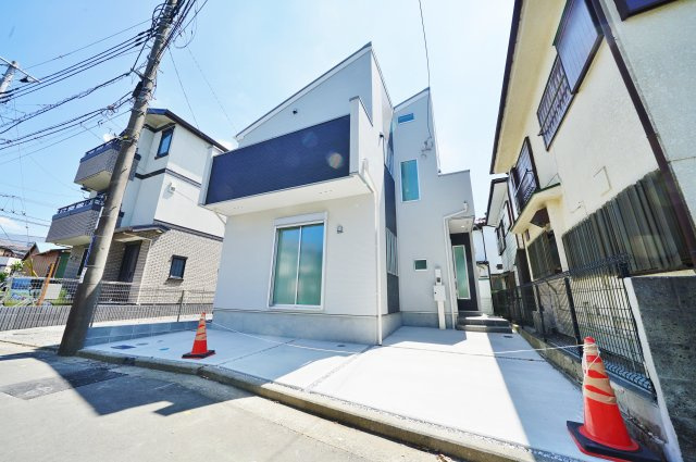 開放感な勾配天井１６．３帖の４ＬＤＫ！カースペース２台♪保土ヶ谷区常盤台　新築戸建ての外観