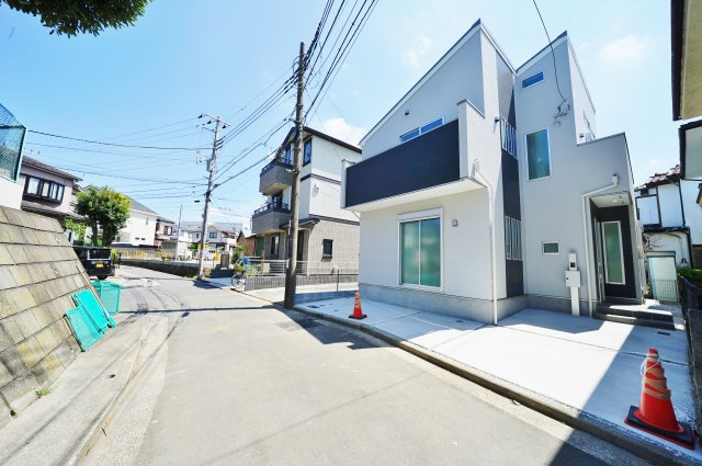 開放感な勾配天井１６．３帖の４ＬＤＫ！カースペース２台♪保土ヶ谷区常盤台　新築戸建ての前面道路含む現地写真