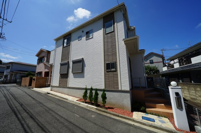 LDK１８．５帖の３ＬＤＫ！前面道路４．９ｍにつき開放感があります♪保土ヶ谷区常盤台　新築戸建ての外観