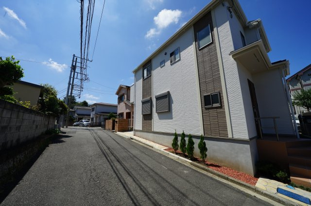 LDK１８．５帖の３ＬＤＫ！前面道路４．９ｍにつき開放感があります♪保土ヶ谷区常盤台　新築戸建ての前面道路含む現地写真