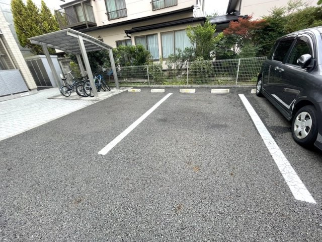 メゾン神明町の駐車場