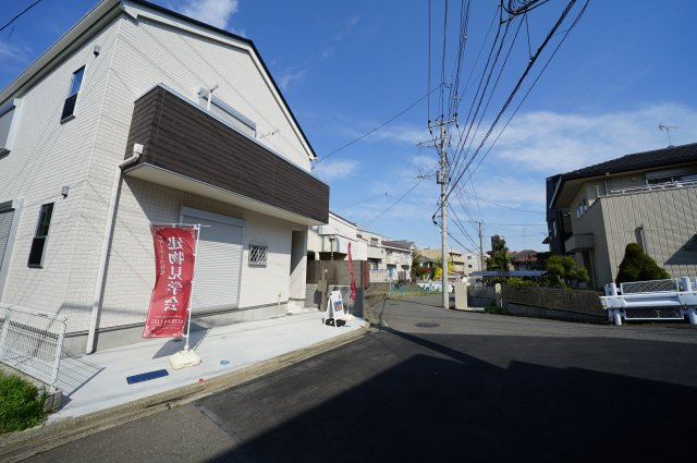 ＬＤＫ１７．２帖、全居室６帖以上の３ＬＤＫ！閑静な住宅街につき住環境良好♪保土ヶ谷区常盤台　新築戸建ての前面道路含む現地写真